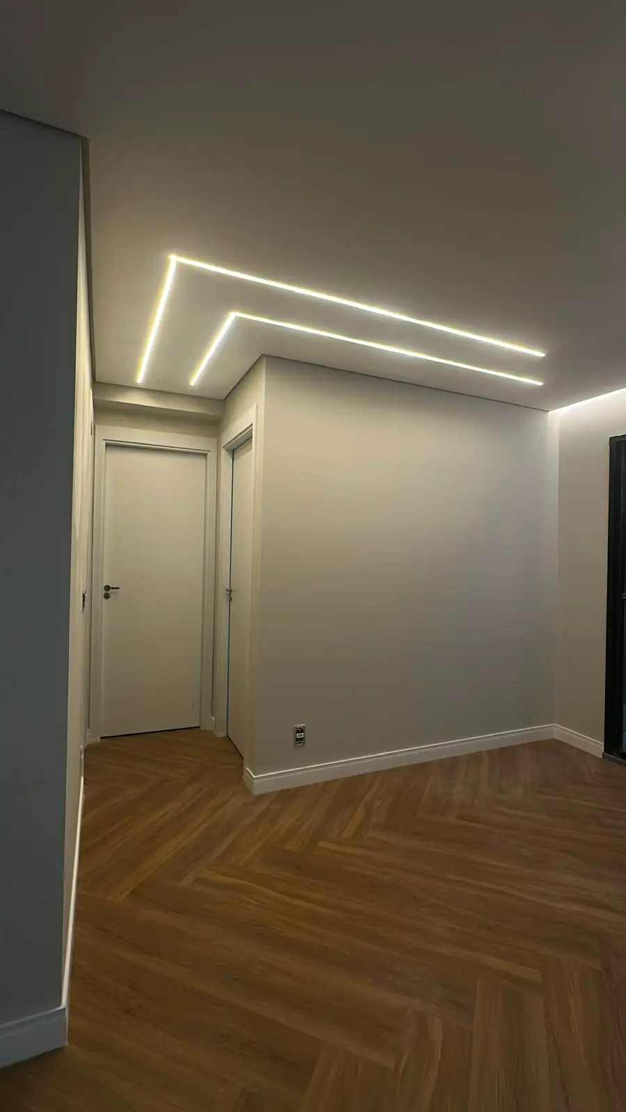 Hall de entrada recém-pintado — Iluminação embutida no gesso