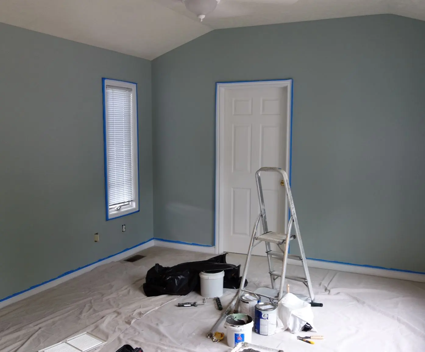 Quarto de casal recém-pintado — Parede em azul petróleo