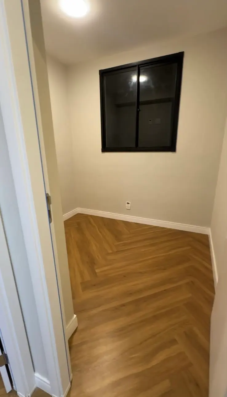 Quarto compacto recém-pintado — Acabamento clean