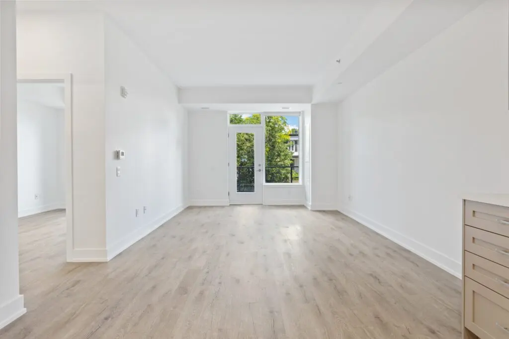 Sala ampla recém-pintado — Paredes recém-pintadas